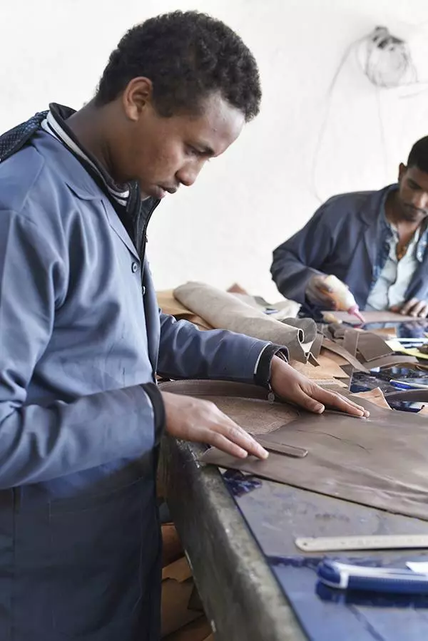 Purse & Clutch Larger Crossbody Handbag - Black 4 Purse & Clutch Larger Crossbody Handbag - Black