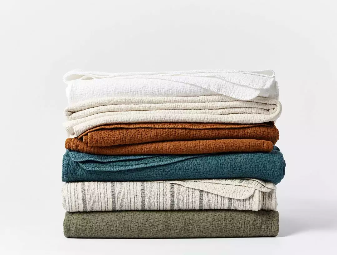 Coyuchi Cascade Matelasse Blanket - Alpine White 3 Coyuchi Cascade Matelasse Blanket - Alpine White